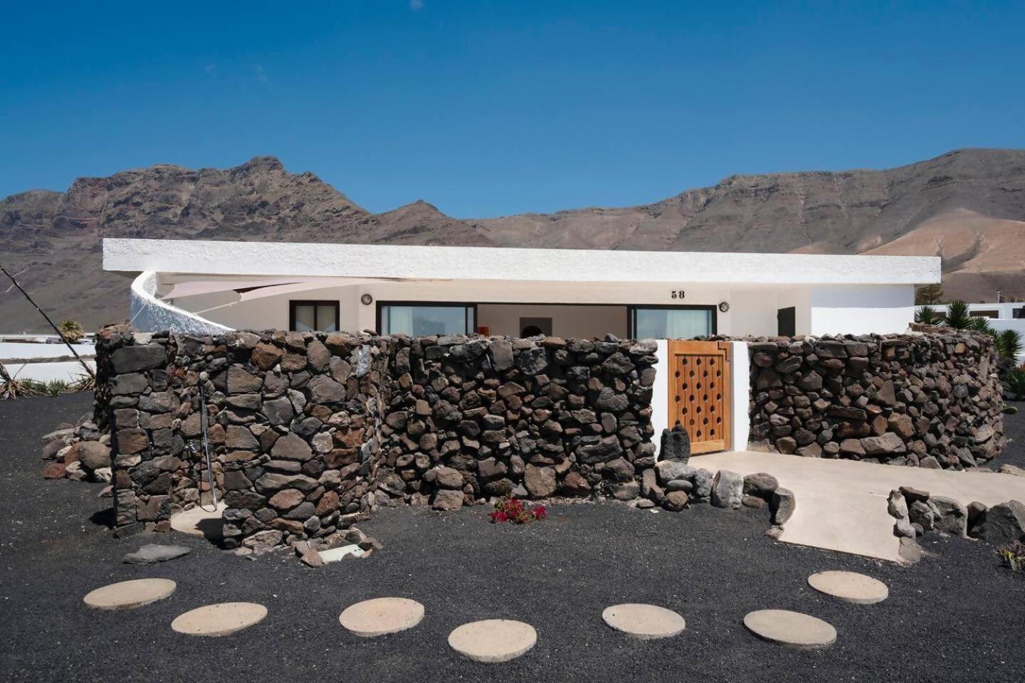 Lanzarote Famara Beach Bungalow ภายนอก รูปภาพ