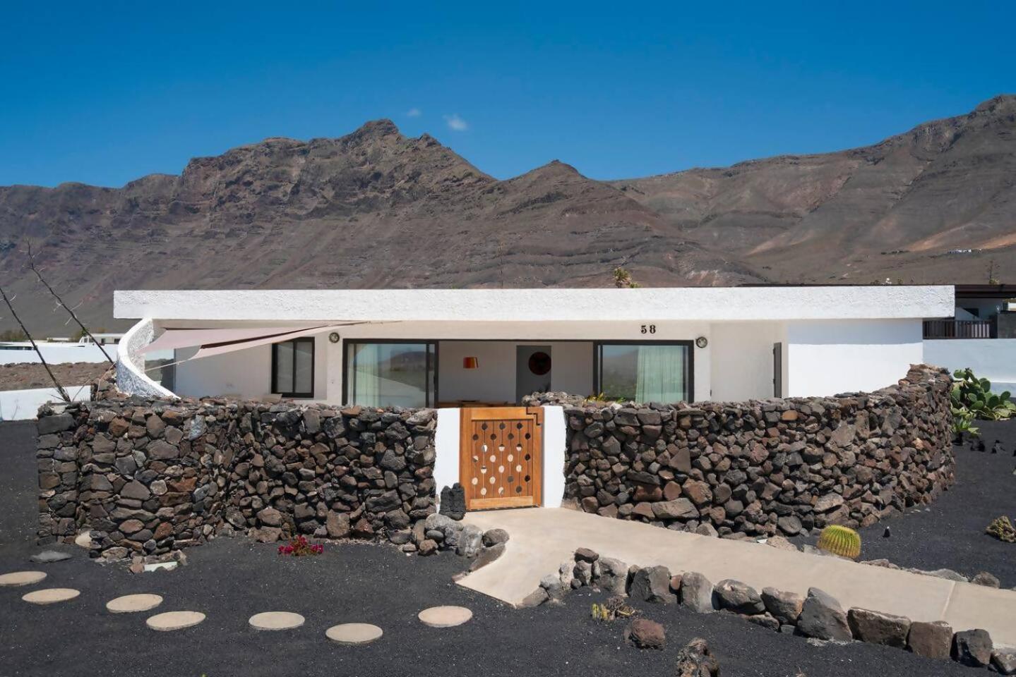 Lanzarote Famara Beach Bungalow ภายนอก รูปภาพ